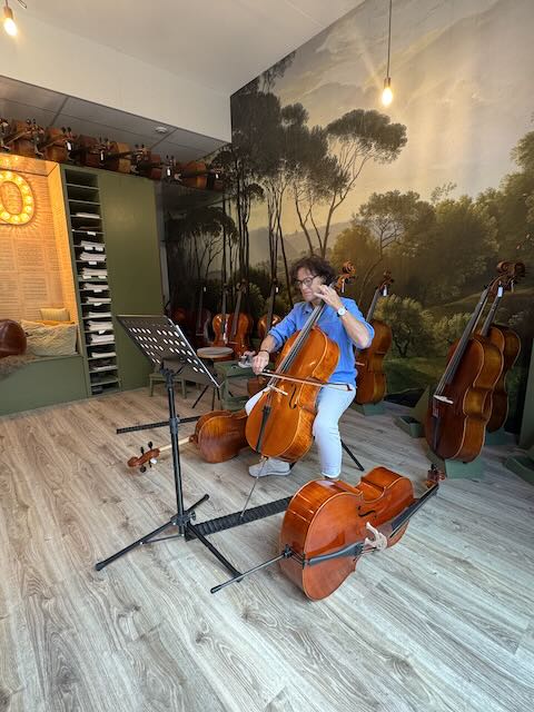 cello-proberen-volwassenen-scarlett-arts-3