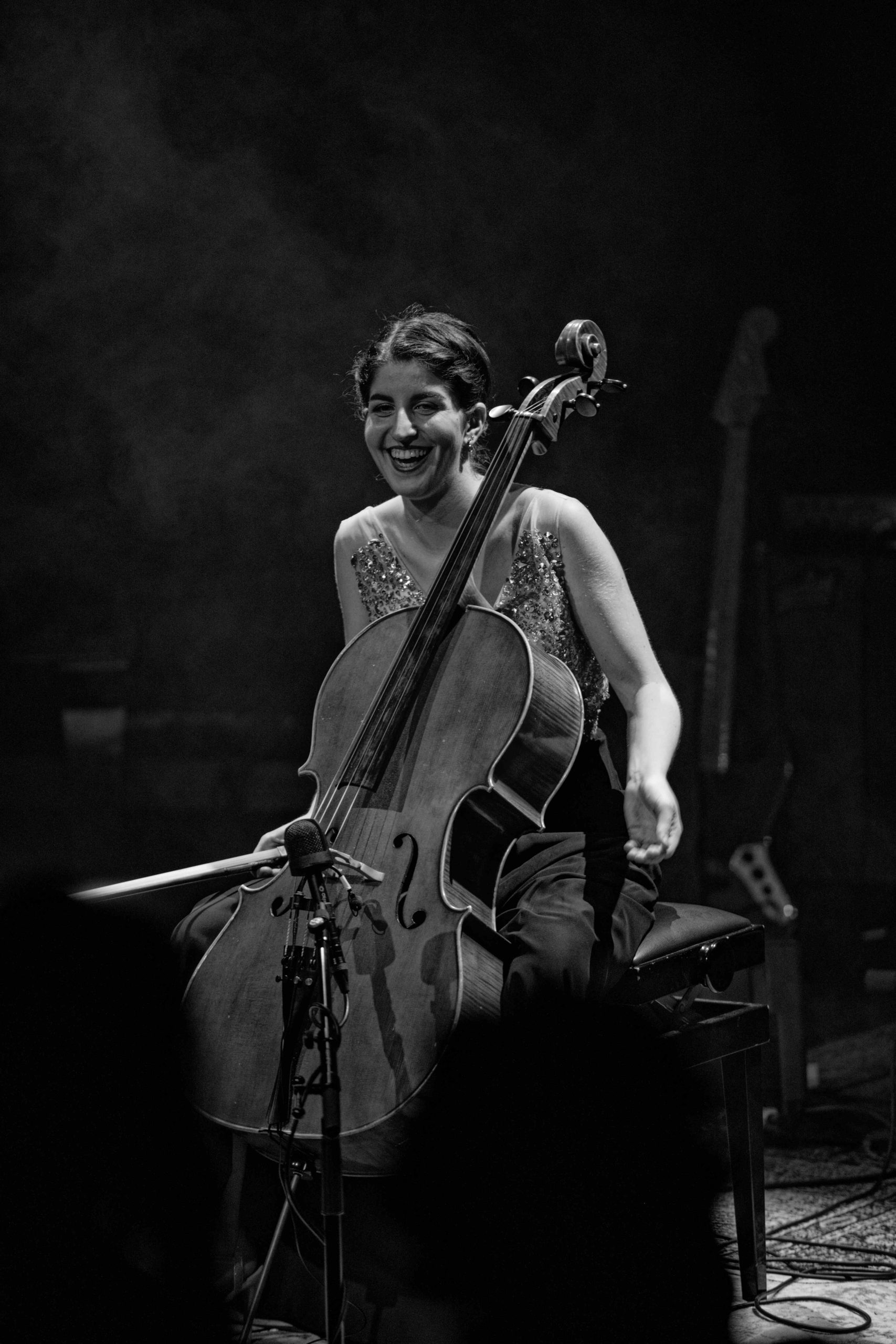 Sara Marasto speelt popcello tijdens een live concert