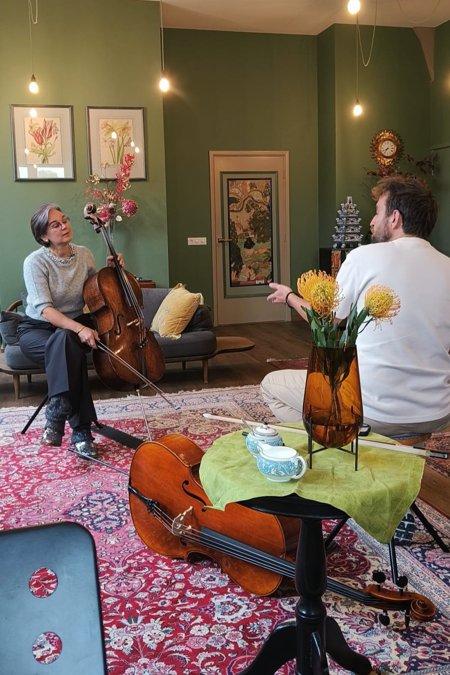 Scarlett vertelt presentator Daniël van Editie NL over de cello in haar cellostudio in Velp