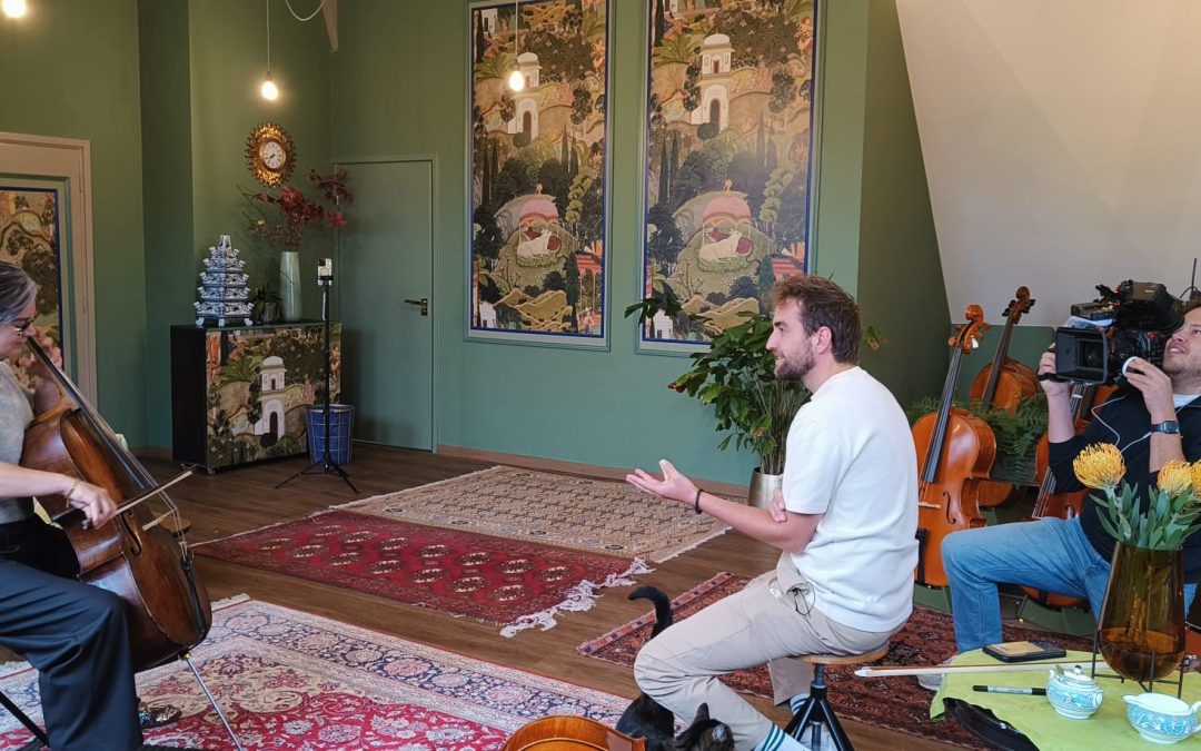 Scarlett speelt cello voor presentator Daniël van Editie NL in haar cellostudio in Velp, rond de start van de Cello Biënnale Amsterdam